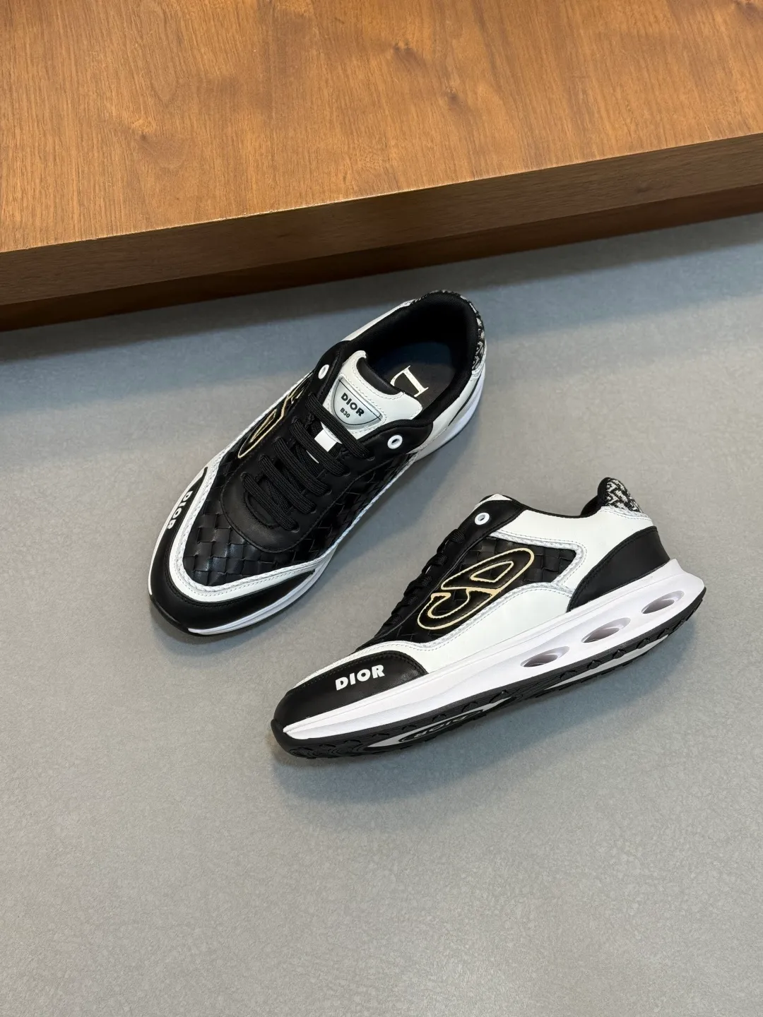 💰800 Dior's latest men's fashion sneakers. This item draws inspiration from retro jogging shoes. Featuring a thick, low-top design, it features a mesh fabric upper and an ultra-light rubber foam sole. The side is decorated with an embossed "Di~r" logo. Code number: 39-44 (order 38, 45, 46)